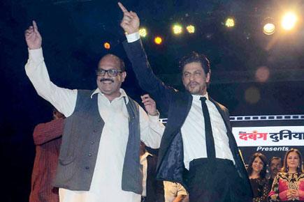 SRK makes Amar Singh dance on stage!