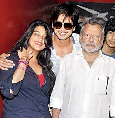 Shahid Kapoor (centre) with his half sister Sanah (left) and father Pankaj