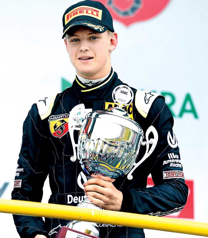 Mick Schumacher with the trophy for the best rookie in Berlin