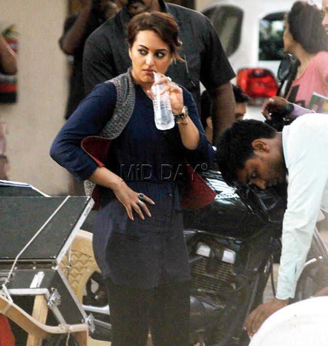 Sonaxi Sinha Xxx Photo - Sonakshi Sinha packs a punch on the sets of 'Akira'