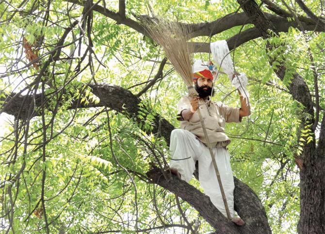 After enthralling volunteers and mediapersons at the AAP rally with his antics atop a tree (waving a broom, shouting slogans) he made a show of using his gamchha to tie a noose around his neck and commit suicide. What was meant to be a made-for-cameras farce turned into a real life tragedy. He slipped and died. Pic/PTI