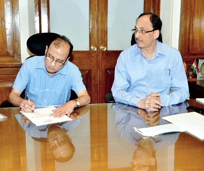 Ajoy Mehta (left) takes over the reins from outgoing civic chief Sitaram Kunte