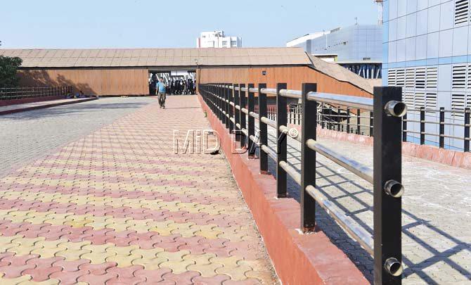 This bridge has helped improve the connection between the Mumbai Metro and the Railway Station at Andheri. Pic/Khushnum Bhandari