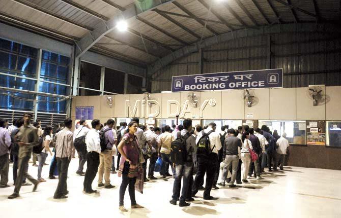 The new booking counter in the West has made Andheri station hi-tech according to many commuters. Pics/Satyajit Desai
