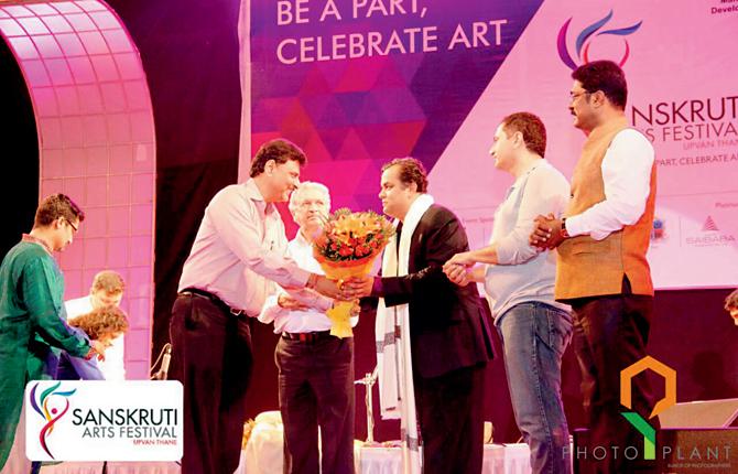 Anirudh Dhoot, director of Videocon, being felicitated at the Sanskruti Arts Festival. Subhash Desai, Maharashtra Industry Minister, Sanjay Vazirani, M.D. of Foodlink Services and MLA Pratap Sarnaik were also present on the occasion.