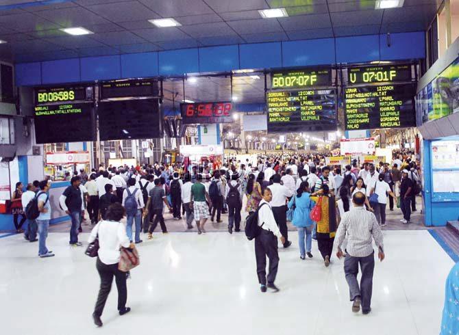 Peak hours at Churchgate station are frenzied, given its strategic importance. Pic/Sayed Sameer Abedi