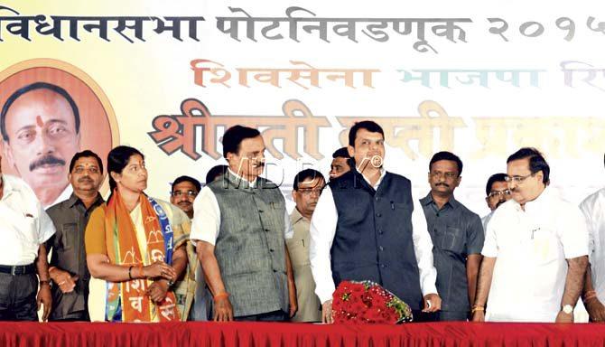 Chief Minister Devendra Fadnavis campaigns for Shiv Sena’s Trupti Sawant in Bandra. Pic/Sayed Sameer Abedi