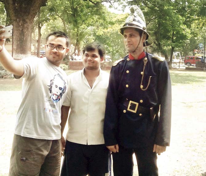Several Mumbaikars were spotted clicking selfies with uniformed firemen
