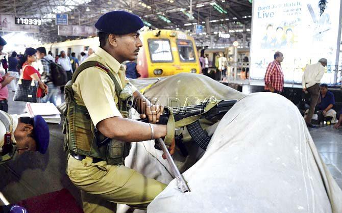 A policeman at CST. Following the attack warning, security has been beefed up at stations. Pic/Datta Kumbhar