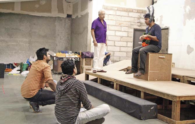 Naseeruddin Shah (standing on the stage) with the cast of Gadh-ha Aur Gadd-ha during a rehearsal