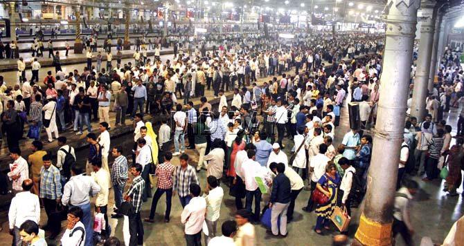 The station always sees hordes of commuters on the Main and Harbour Lines. Pics/ Bipin Kokate