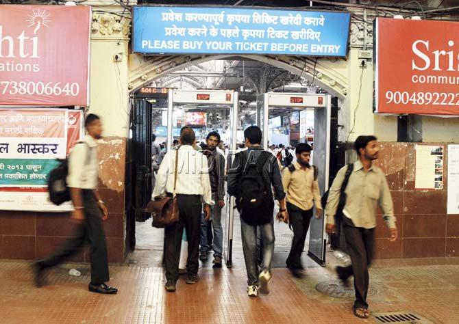 The metal detectors at CST station are perpetually not working and this makes commuters feel far from safe. Pic/Satyajit Desai