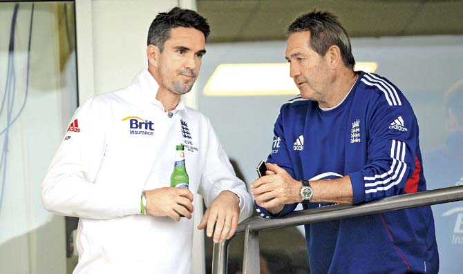 Former cricketer Graham Gooch (r) chats with batsman Kevin Pietersen during the Ashes in 2013. File pic/Getty Images