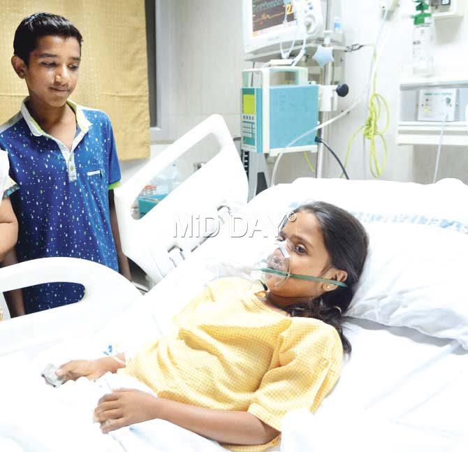 Mohit visited 10-year-old Krishna in the hospital. Pics/Bipin Kokate