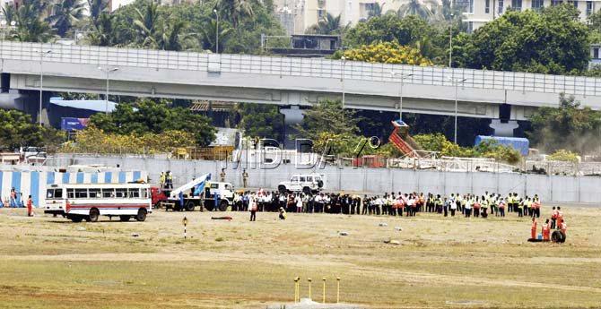 As the exercise began at 11.37 am, agencies like Central Industrial Security Force (CISF), Mumbai International Airport Pvt Ltd (MIAL), Intelligence Bureau (observers), medical team, fire engines, local administration and police were present. The entire medical staff was also at the spot. Pics/Rane Ashish