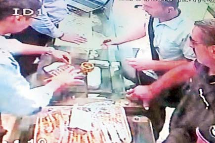 Mumbai Crime: Foreigners steal gold bangle from SoBo jewellery store