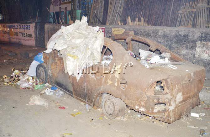What use is a burnt-out car, after all? Makes a fine dustbin, since there isn’t any other. Pics/Shrikant Khuperkar