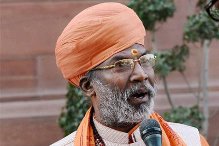 Sakshi Maharaj booked for threatening police officials