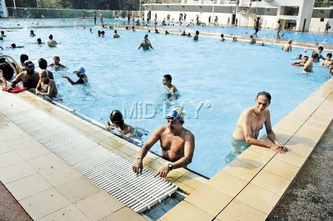 The BMC-run pool at Shivaji Park has nearly 14,000 members, but the lone stretcher to ferry people in case of an emergency is falling apart. Pics/Satyajit Desai