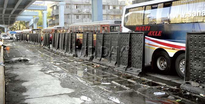 The slow pace of work by the BMC at Sion Circle is causing massive traffic snarls. Pic/Suresh KK