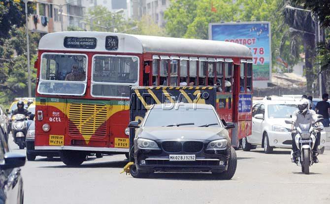 Traffic police noticed the car around 9.30 am and it could be removed only by 6.30 pm. Due to an electric fault, its wheels had become locked. Pics/Bipin Kokate