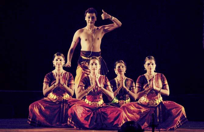 Bharatanatyam dancer Vaibhav Arekar with group