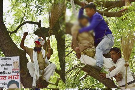 Farmer commits suicide at AAP rally, 'insensitive' Kejriwal under attack