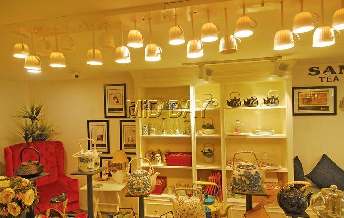 We loved the pretty chairs in cosy corners, the cup lights and a quaint charm that laced the interiors of the store. 