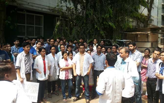  Maharashtra Association of Resident Doctors (MARD) observe silent protest at Sion Hospital