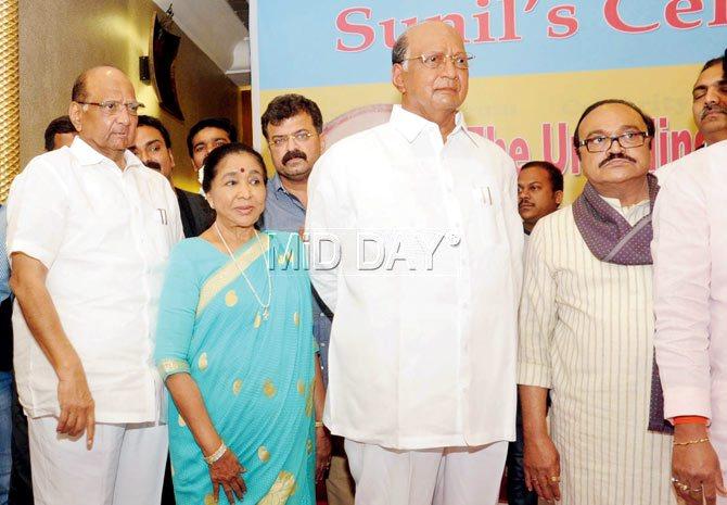 Sharad Pawar and Asha Bhosle standing next to Pawar