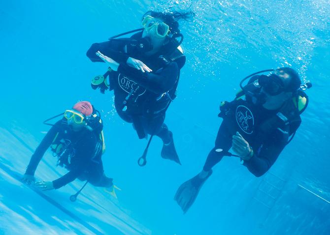 Suprita Mitter (centre) tries her skills in scuba diving along with another non-swimmer (left); in a pool as instructor Anees Adenwala guides them. PIC COURTESY/shamsher singh rajwar