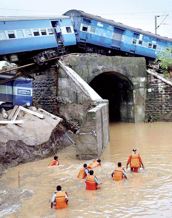 Rescue workers have managed to recover 250 passengers travelling in both trains from the submerged bogies and the river. 13 men, 11 women and five children constitue the 29 dead bodies recovered thus far. Pic/PTI