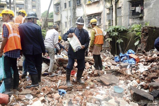 The Krishna Niwas building collapse in Thane has made the BMC go after dilapidated structures in the city with renewed vigour. File pic