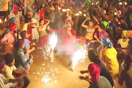 Watch Akshay Kumar in 'Tung Tung Baje' song from 'Singh Is Bliing'