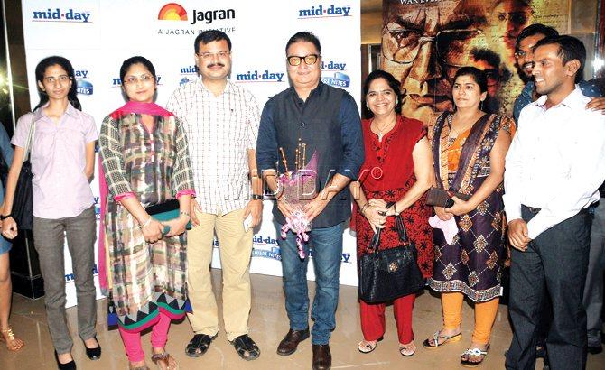 Vinay Pathak with the mid-day Premiere Nites contest winners. pics/satyajit desai