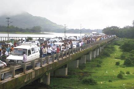 Landslide, holiday rush cause massive traffic jam on Mumbai-Pune expressway