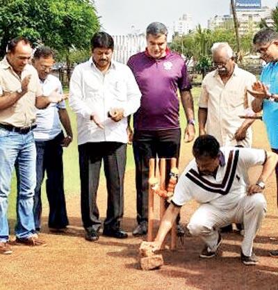 Mumbai Cricket Association Vice President Dilip Vengsarkar breaks a coconut to inaugurate the 2015 Dr HD Kanga League at Parsee Gymkhana yesterday