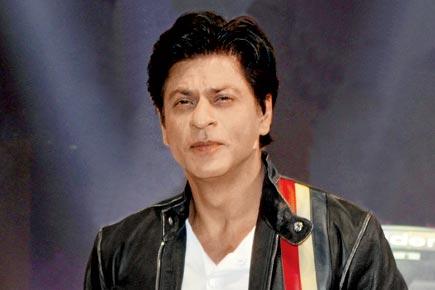 What made SRK cancel plans of hosting a party at his place?
