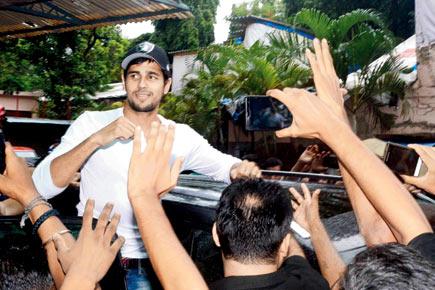 Sidharth Malhotra manhandled by young fans for selfies?