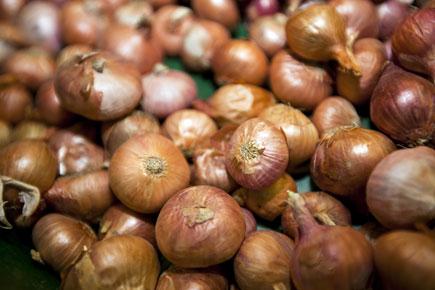 Onion prices fall below Rs 50/kg at Lasalgaon on export curbs