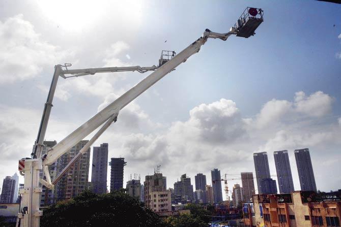 The 90-metre ladder, manufactured by Bronto Skylift from Finland was inaugurated along with the Fire Brigade’s new command centre in Byculla
