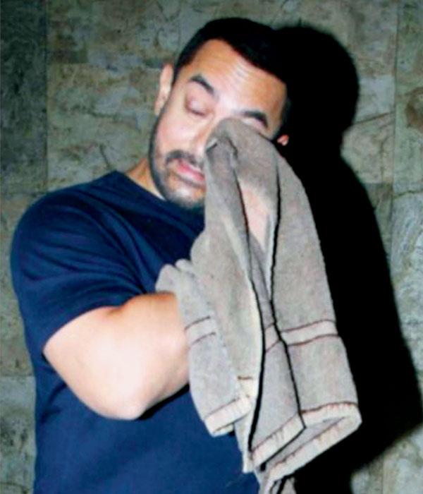 Aamir Khan wipes off his tears after the screening of Bajrangi Bhaijaan