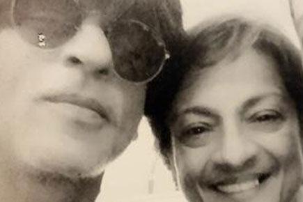 SRK takes a selfie with his father's favourite actress!