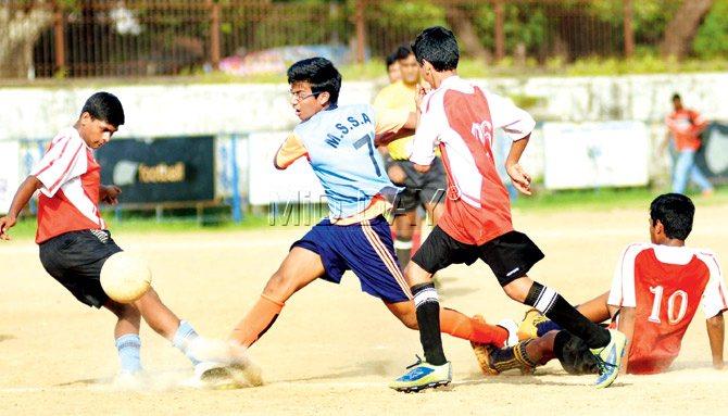 Action from the U-16 MSSA Div IV inter-school match between Bright Start Fellowship, Gowalia Tank (in blue) and JJ Academy, Mulund (in red) at Azad Maidan yesterday. Pic/Sameer Markande