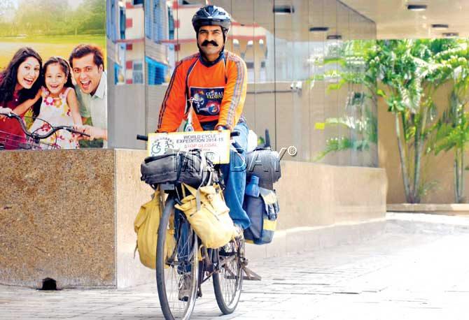 On Saturday, cyclist Rajesh Khandekar from Thane returned after a nine-month journey across 11 countries on a cycle to spread awareness about global warming. Pic/Shadab Khan