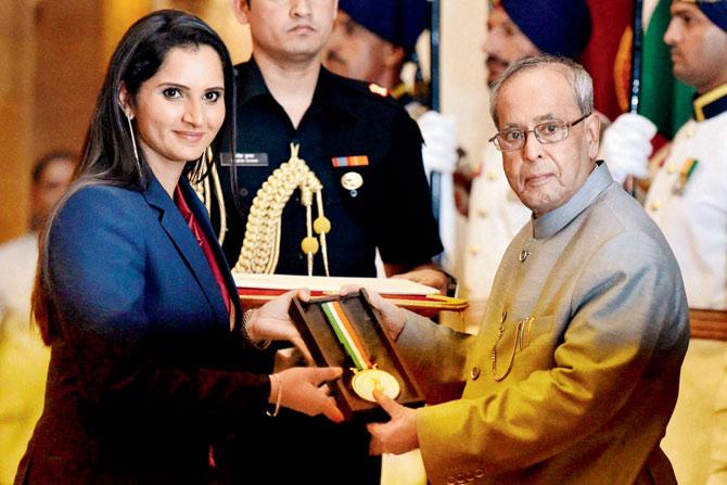 President Pranab Mukherjee honours tennis player Sania Mirza with the Rajiv Gandhi Khel Ratna 2015 at a ceremony in Rashtrapati Bhavan, New Delhi on Saturday. PIC/PTI 