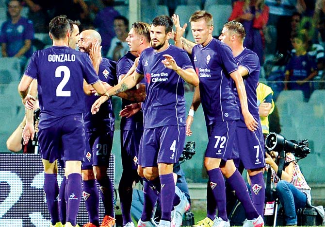 Fiorentina players celebrate Federico Bernardeschi
