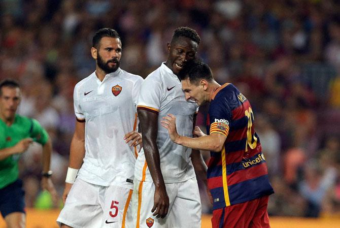 Watch video: Lionel Messi headbutts, grabs throat of opposing defender