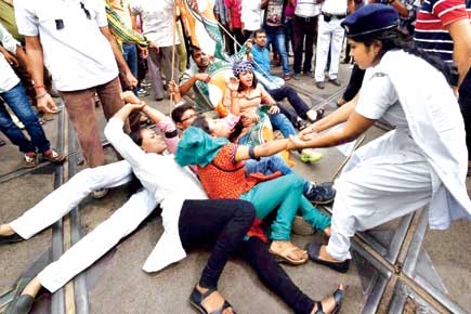 Congress calls bandh to protest killing of Bengal student