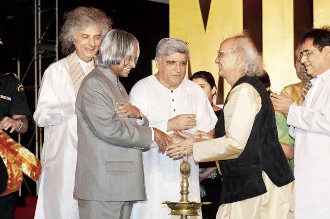 Kalam greets Pandit Jasraj as Pandit Shivkumar Sharma, Javed Akhtar and Jagjit Singh look on